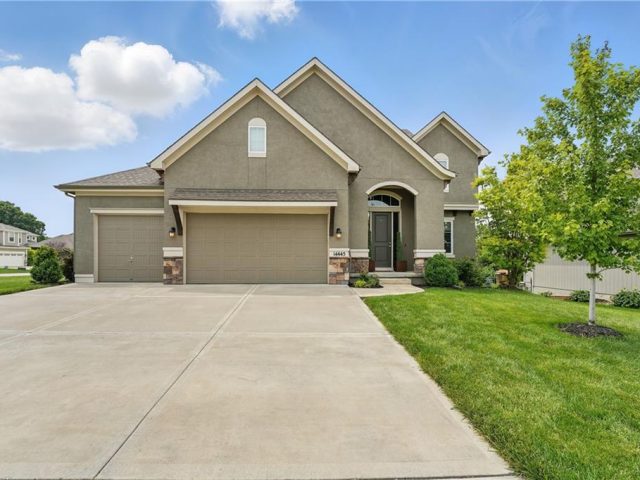 Homes for Sale in Parkville, MO 64152 | 14445  Thousand Oaks Place