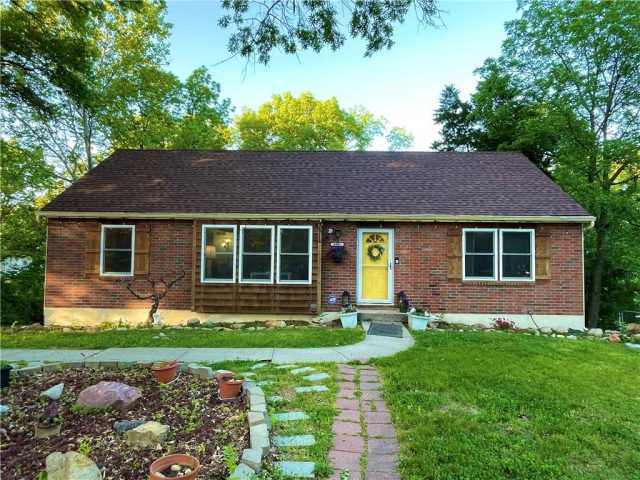 Homes for Sale in Parkville, MO 64152 | 6607  QUAIL RUN Drive