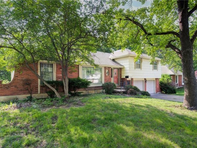 Homes for Sale in Gladstone, MO 64118 | 6745 N Garfield Avenue