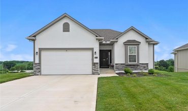 Homes for Sale in Kansas City, MO 64154 | 9504 N Amoret Avenue