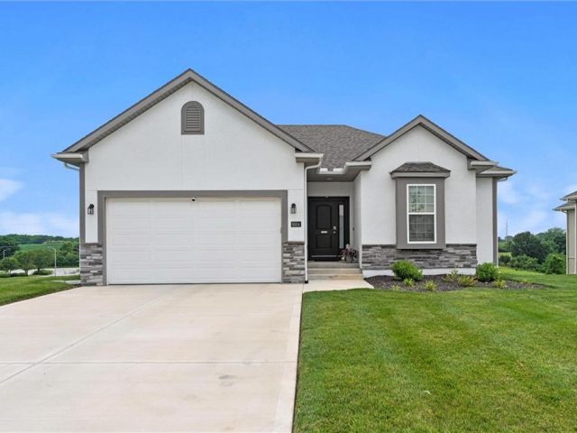 Homes for Sale in Kansas City, MO 64154 | 9504 N Amoret Avenue