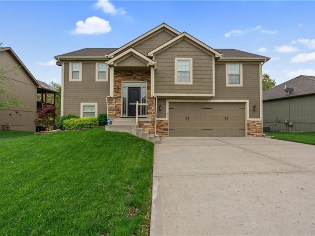 Homes for Sale in Kearney, MO 64060 | 1211  Clear Creek Drive