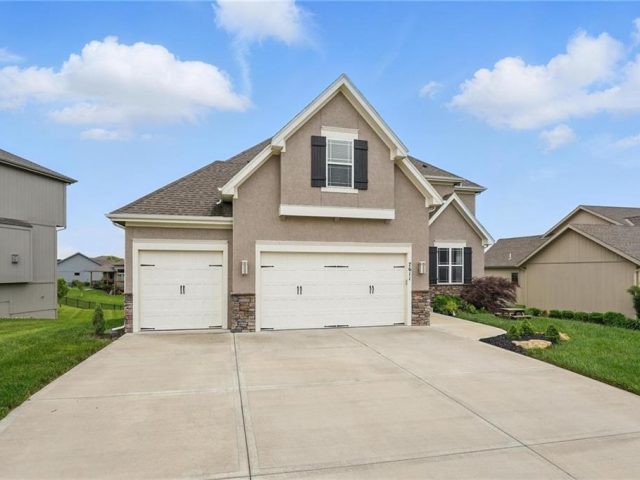Homes for Sale in Kansas City, MO 64151 | 7611 N Adrian Avenue