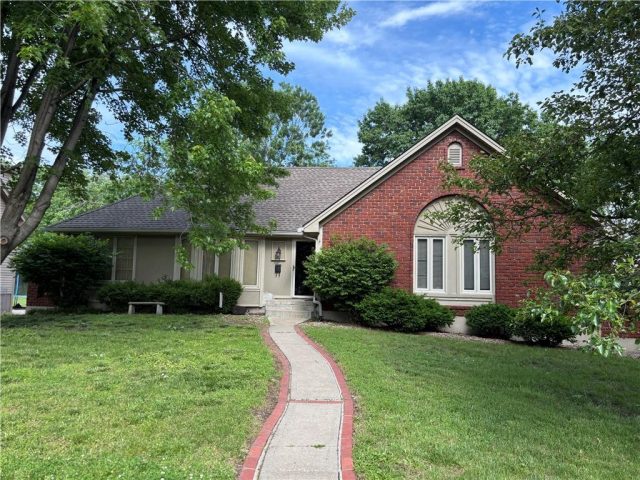 Homes for Sale in Gladstone, MO 64119 | 6009 N Monroe Avenue