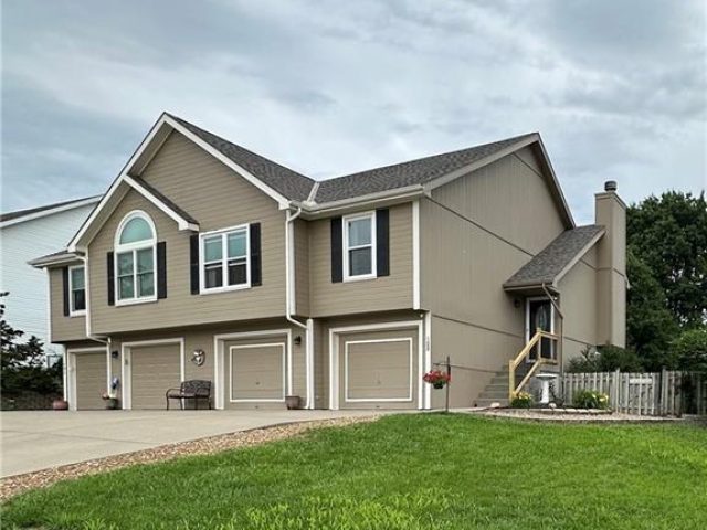 Homes for Sale in Smithville, MO 64089 | 100  Tipperary Street