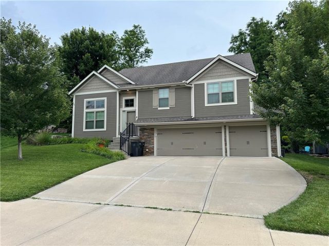 Homes for Sale in Parkville, MO 64152 | 14115 NW 68th Street