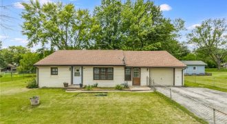 Homes for Sale in Gladstone, MO 64118 | 7306 N Holmes Avenue