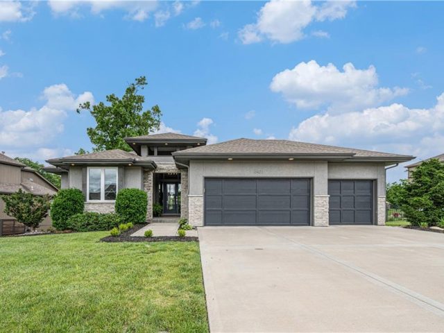 Homes for Sale in Parkville, MO 64152 | 6401 N Whitetail Way