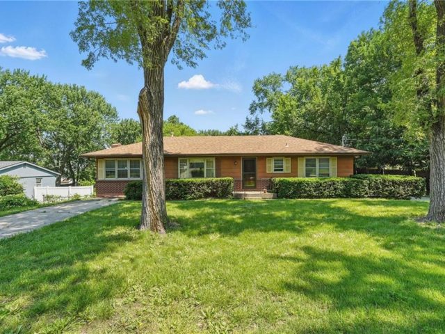 Homes for Sale in Gladstone, MO 64118 | 502 NE 74th Street