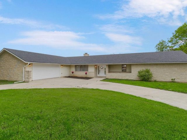 Homes for Sale in Smithville, MO 64089 | 639 S Commercial Avenue