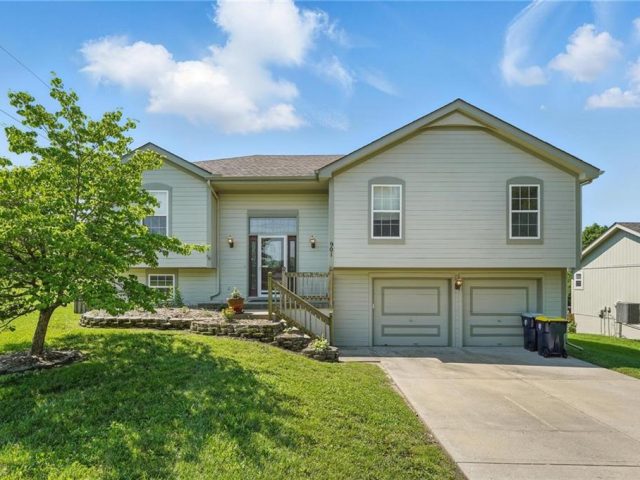 Homes for Sale in Kansas City, MO 64155 | 901 NE 116th Terrace