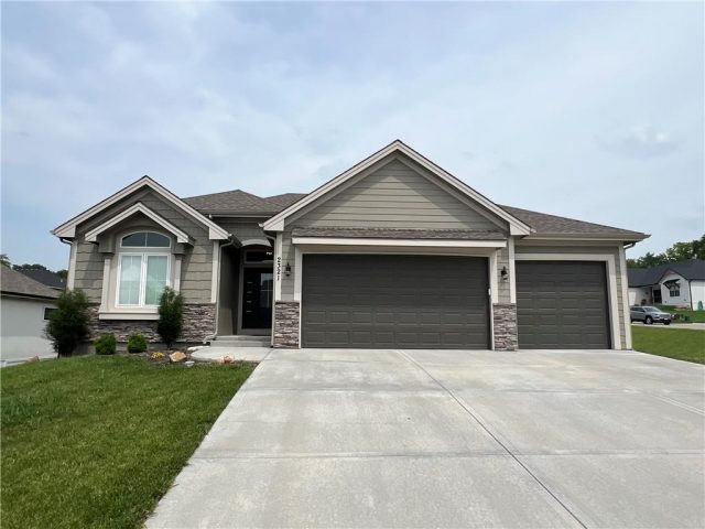 Homes for Sale in Kearney, MO 64060 | 2321  DOVECOTT Drive