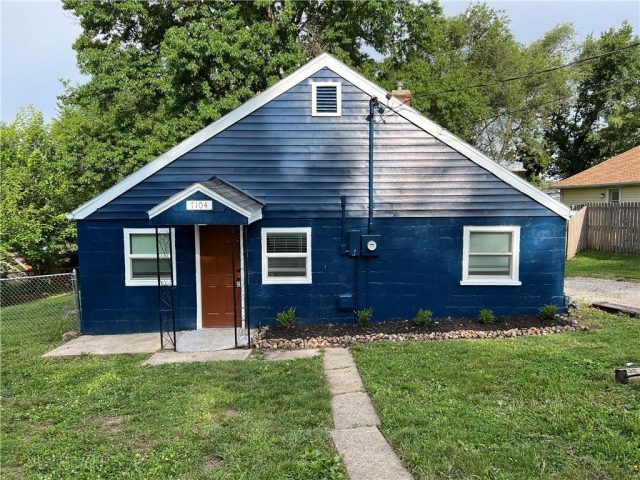Homes for Sale in Gladstone, MO 64118 | 7104 N Cherry Street