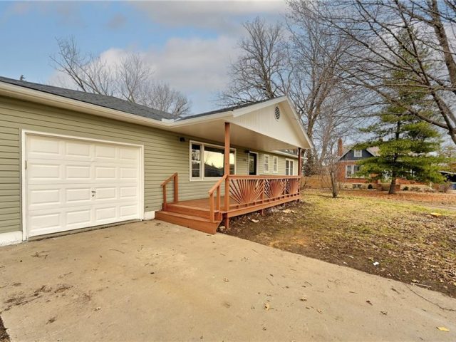 Homes for Sale in Smithville, MO 64089 | 506  Hilltop Street