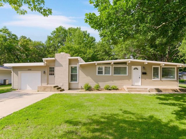 Homes for Sale in Gladstone, MO 64118 | 2201 NE Shady Lane Drive