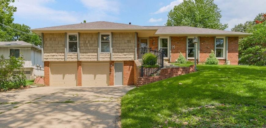 Homes for Sale in Lake Waukomis, MO 64151 | 376 NW North Shore Drive