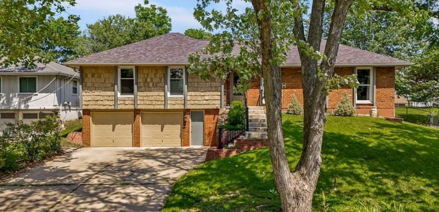 Homes for Sale in Lake Waukomis, MO 64151 | 376 NW North Shore Drive