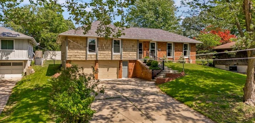 Homes for Sale in Lake Waukomis, MO 64151 | 376 NW North Shore Drive