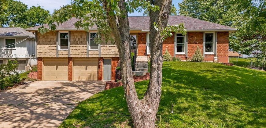Homes for Sale in Lake Waukomis, MO 64151 | 376 NW North Shore Drive