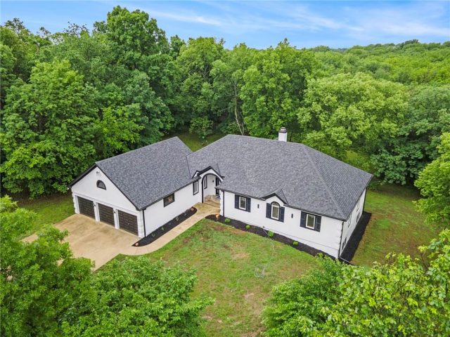Homes for Sale in Smithville, MO 64089 | 1619  Sunrise Drive