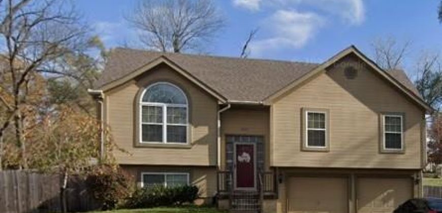 Homes for Sale in Kansas City, MO 64151 | 5637 N Amoret Avenue