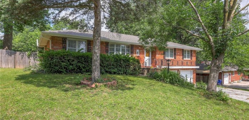 Homes for Sale in Gladstone, MO 64118 | 7512 N Wyandotte Street