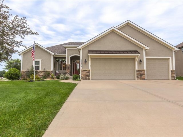 Homes for Sale in Smithville, MO 64089 | 17710  Mission Ridge Drive