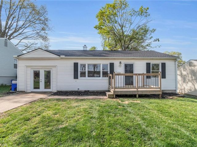 Homes for Sale in Gladstone, MO 64118 | 2411 NE 60th Street