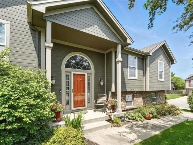Homes for Sale in Kansas City, MO 64156 | 10318 N KENSINGTON Court