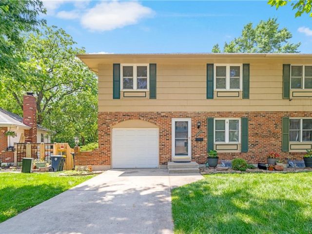 Homes for Sale in Kansas City, MO 64152 | 7139 NW Country Club Lane