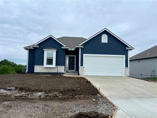 Homes for Sale in Kansas City, MO 64154 | 9616 N Amoret Avenue