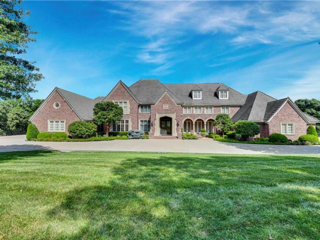 Homes for Sale in Parkville, MO 64152 | 6001  Julian Drive