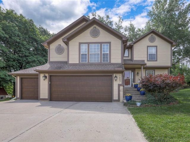 Homes for Sale in Kansas City, MO 64118 | 1607 NE 80th Place