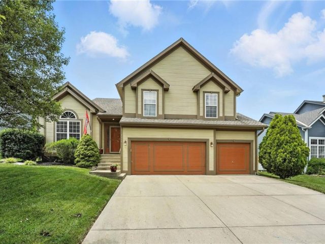 Homes for Sale in Kansas City, MO 64154 | 9018 N Hull Avenue