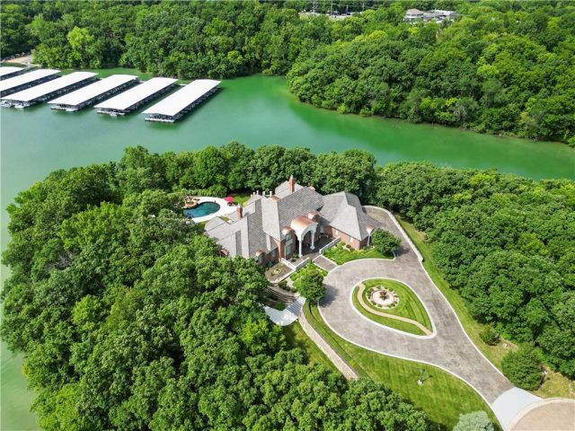 Homes for Sale in Parkville, MO 64152 | 6006  West Shore Court