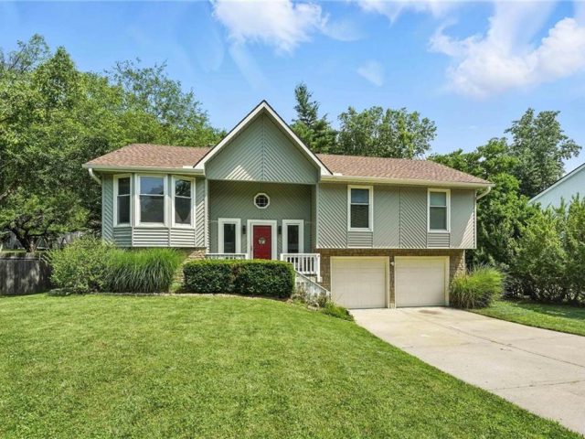 Homes for Sale in Parkville, MO 64152 | 5714  Creekview Drive