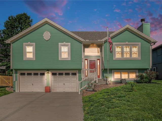 Homes for Sale in Smithville, MO 64089 | 212  Hampton Drive