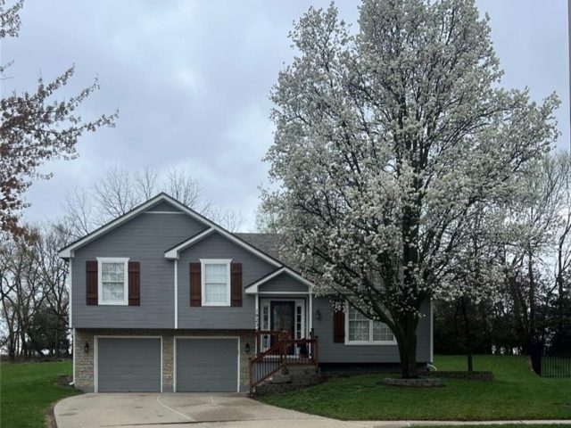 Homes for Sale in Kansas City, MO 64151 | 1923 NW 79th Street
