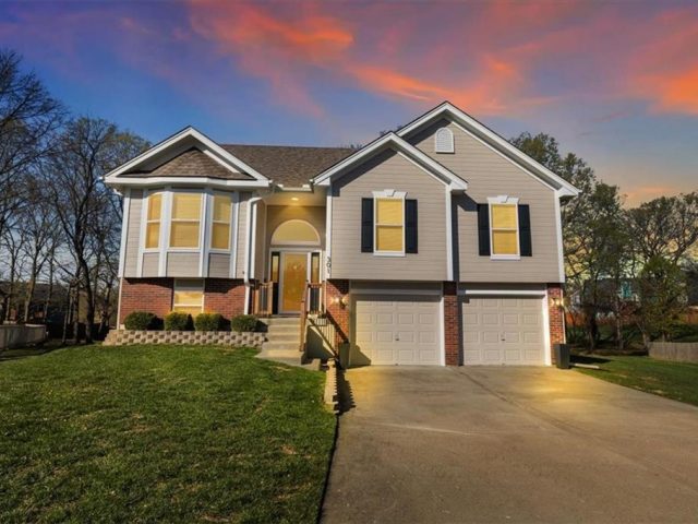 Homes for Sale in Smithville, MO 64089 | 301  Amesbury Drive