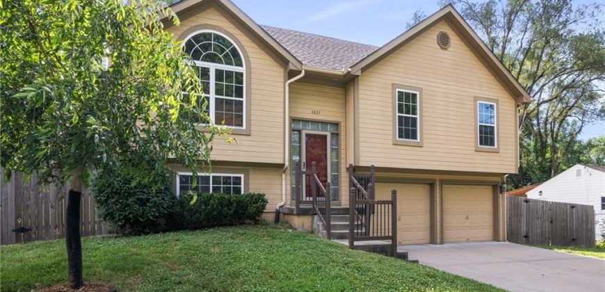 Homes for Sale in Kansas City, MO 64151 | 5637 N Amoret Avenue