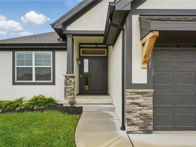 Homes for Sale in Kansas City, MO 64156 | 9325 N Poplar Avenue