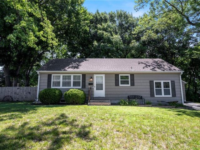 Homes for Sale in Gladstone, MO 64118 | 6605 N McGee Street