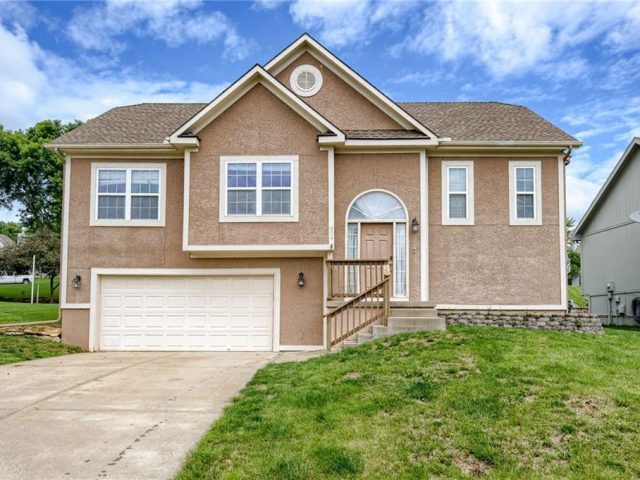 Homes for Sale in Smithville, MO 64089 | 404  Killarney Lane