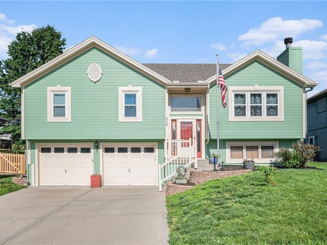 Homes for Sale in Smithville, MO 64089 | 212  Hampton Drive