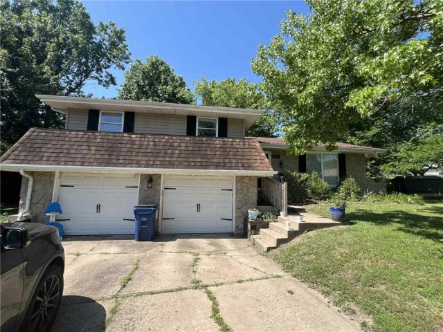 Homes for Sale in Kansas City, MO 64118 | 1621 NE Rosewood Circle