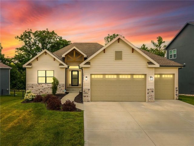 Homes for Sale in Parkville, MO 64152 | 13491  Terrace Park Drive