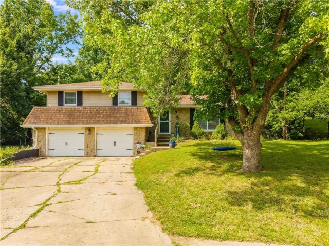 Homes for Sale in Kansas City, MO 64118 | 1621 NE Rosewood Circle