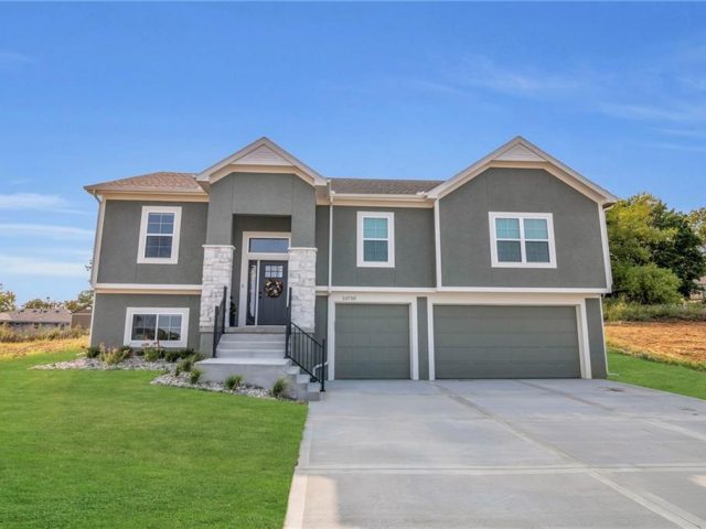 Homes for Sale in Smithville, MO 64089 | 16740 N Dundee Road