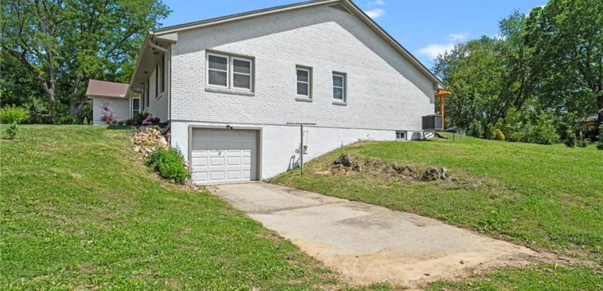 Homes for Sale in Oakwood, MO 64118 | 435 NE Post Oak Lane