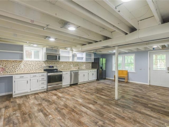 Homes for Sale in Parkville, MO 64152 | 6607  QUAIL RUN Drive